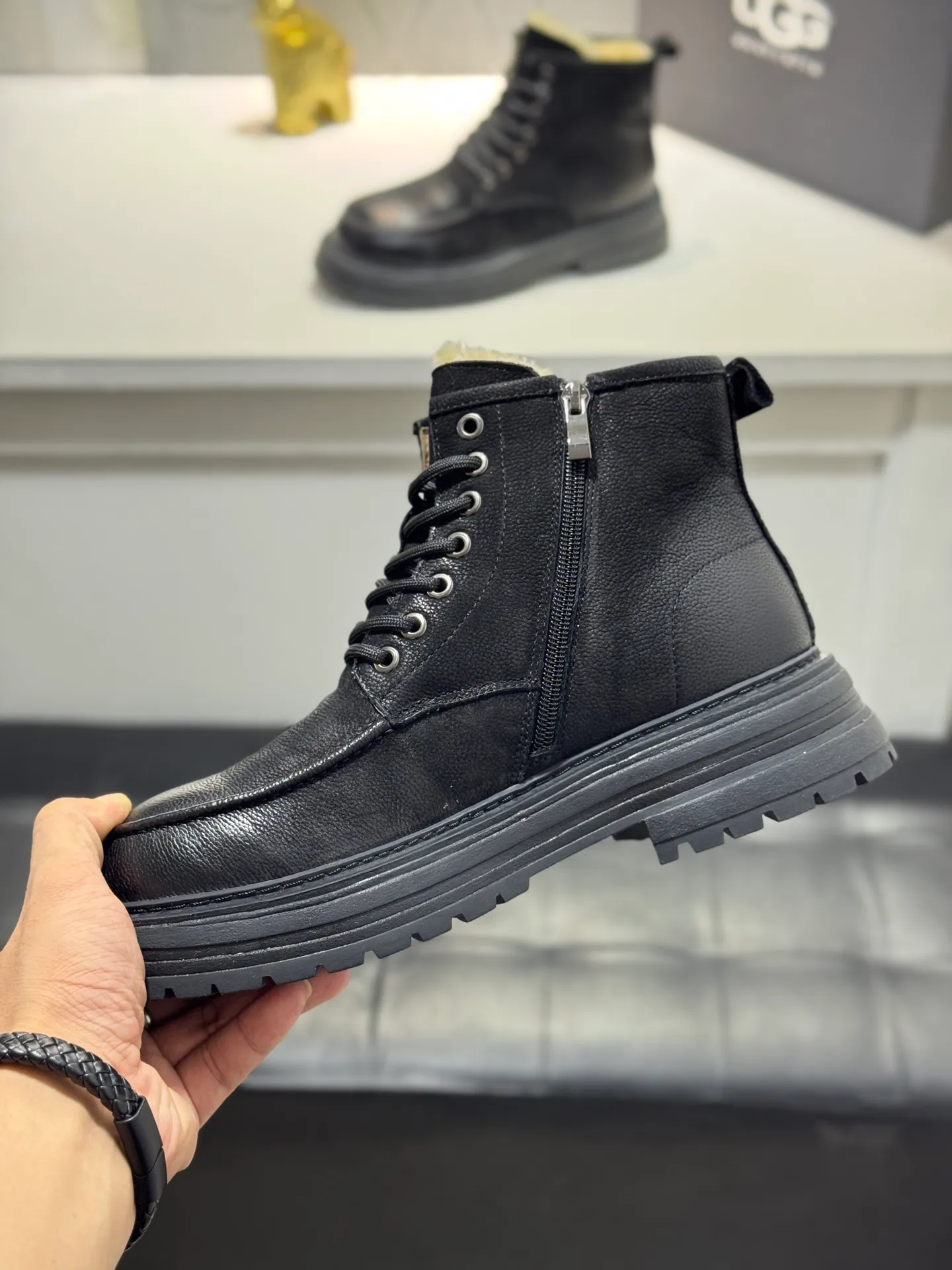 Men's men's shoes 💰660 [New style] 🦥🦥UGG - high-end quality 🔥Australian imported wool 🔥Full fur original single entry and exit counter without pressure, let you feel no replacement 💏The upper is made of first-layer cowhide 'all original Australian wool' Strict men's boots thick wool can be distinguished by the naked eye 💓Real wool keeps warm and does not smell like feet, warms the whole winter ✨Carefully crafted for those who know the goods🔥Size: 38-44 (45 customized